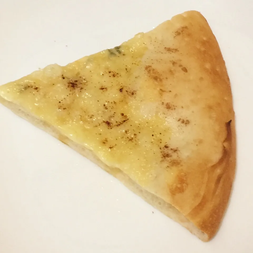 ブルーチーズと4種のチーズ🍕シナモン掛け|Makokoさん