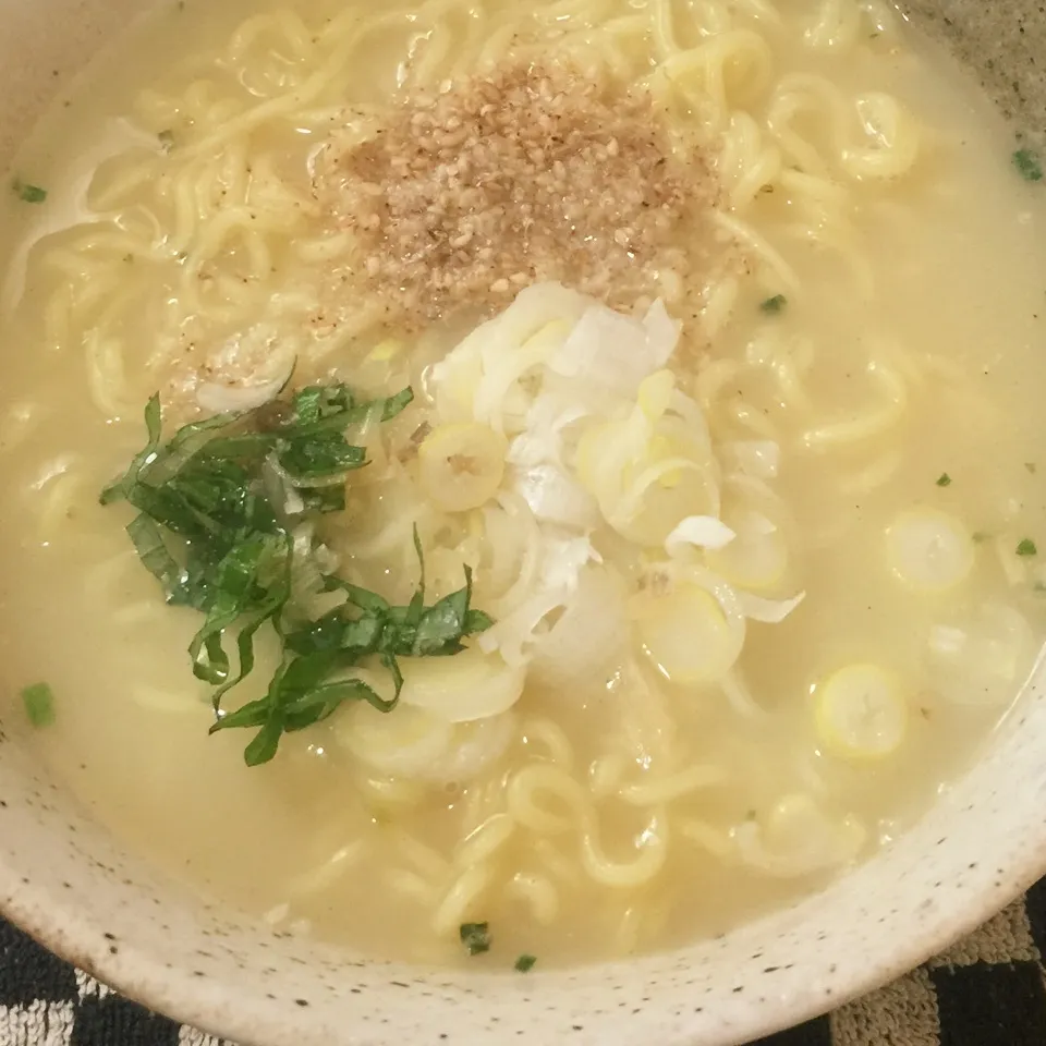 Snapdishの料理写真:塩豚骨ラーメン/即席|Makokoさん