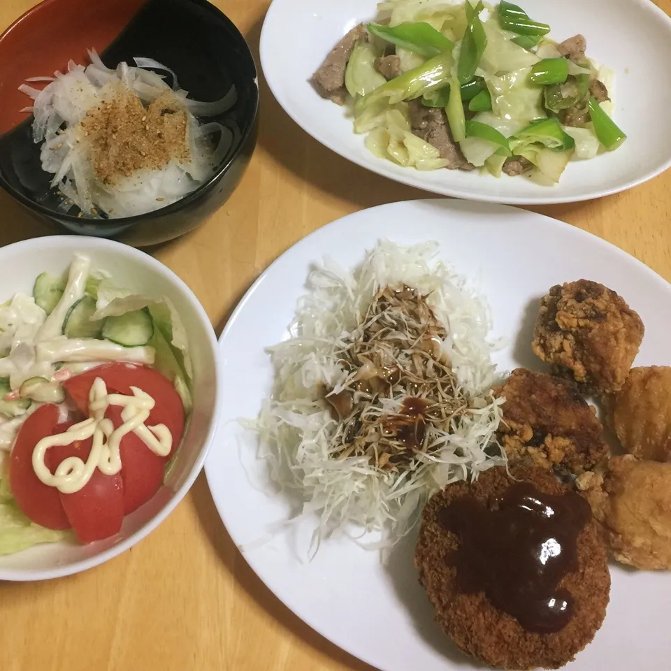 メンチ、唐揚げ、肉野菜炒め、酢玉葱、サラダ。|Makokoさん