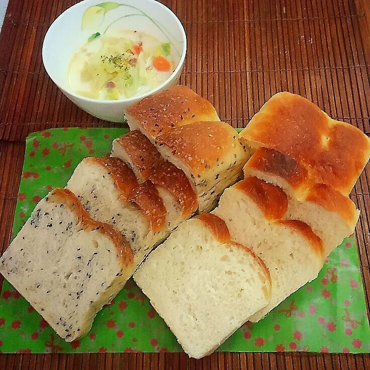 Snapdishの料理写真:ﾐﾙｸ食パンとｾｻﾐ食パン～春ｷｬﾍﾞﾂのﾐﾙｸｽｰﾌﾟで❤|かのりさん