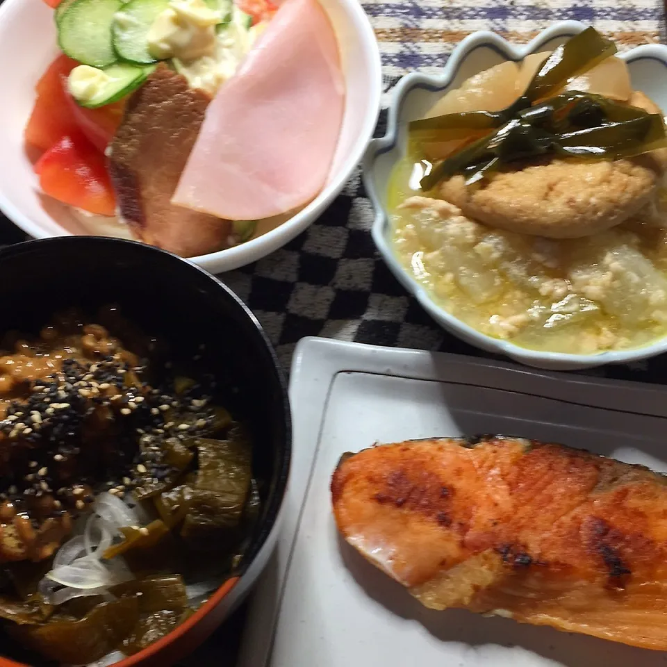 焼鮭、納豆根昆布玉葱、煮物、サラダ。|Makokoさん