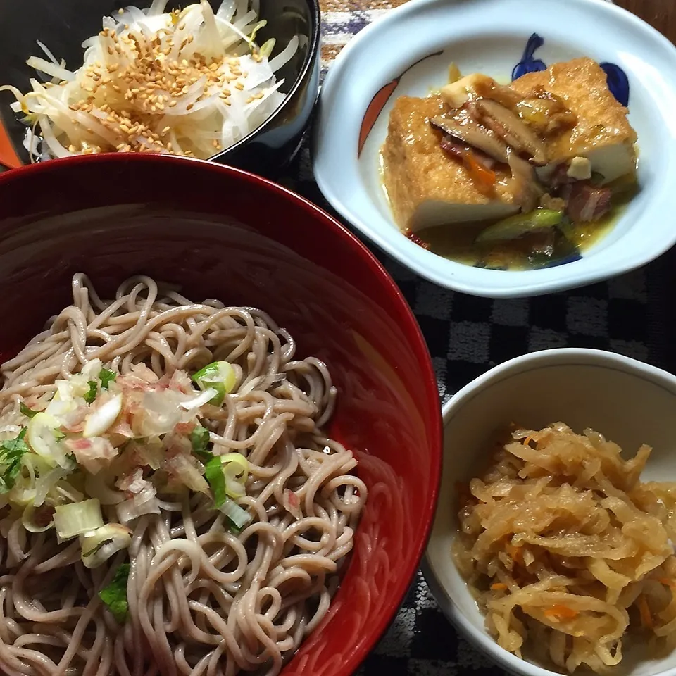 蕎麦、揚げ出し豆腐、切り干し大根、玉葱モヤシ酢。|Makokoさん