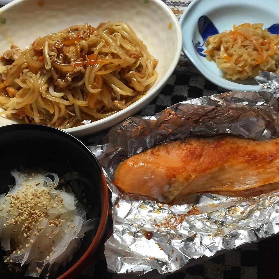 Snapdishの料理写真:肉もやし炒め、焼鮭、切干大根、玉葱酢。|Makokoさん