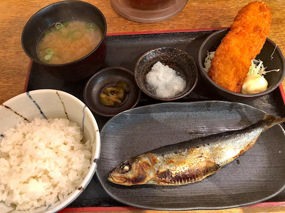 Snapdishの料理写真:日替わり定食（いわしの塩焼きとイカフライ）|T. Wonderさん