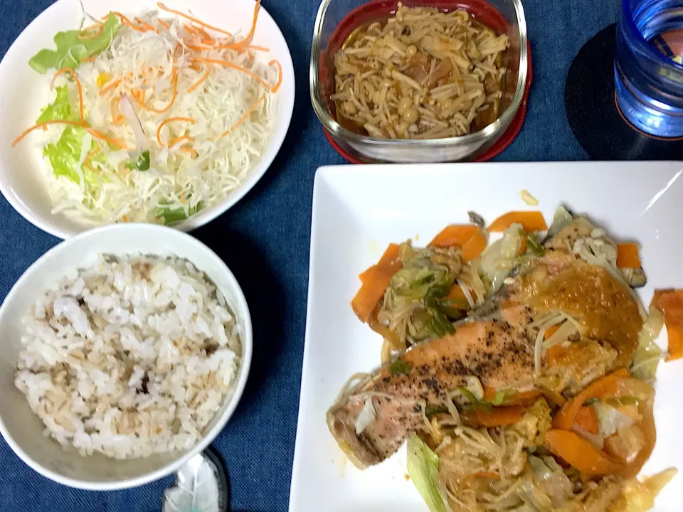 Snapdishの料理写真:秋鮭のちゃんちゃん焼き
えのきの梅肉和え
ミックスサラダ🥗
雑穀麦ごはん🍚|yumyum😋さん