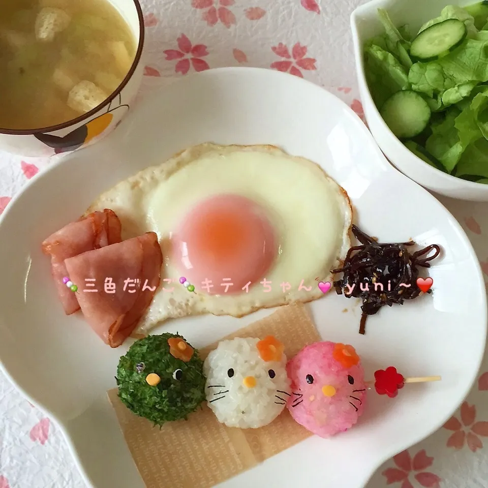 Snapdishの料理写真:お花見に連れってて三色団子キティちゃん( ´͈ ᗨ `͈ )|🌸yuni🌸さん