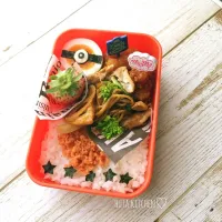 Snapdishの料理写真:ミニオンゆで卵弁当🍙|ゆかりさん