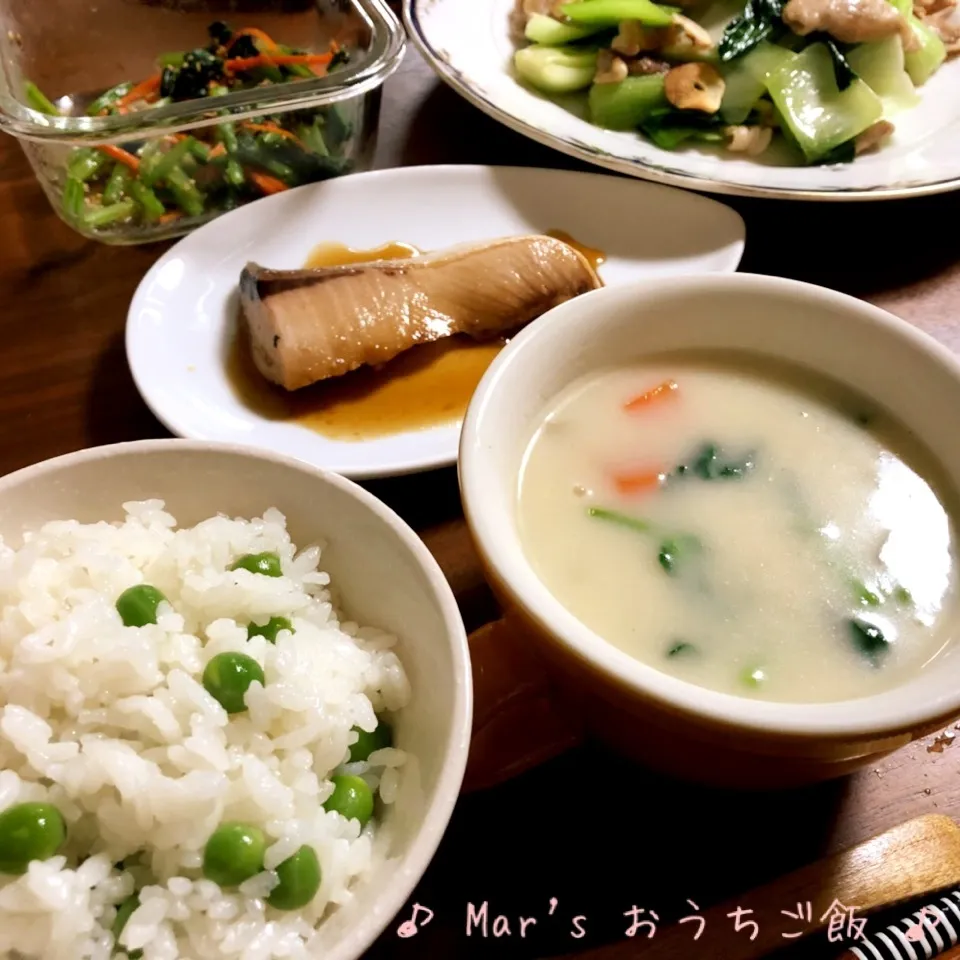 春〜♪豆ご飯&クリームシチュー&ブリの煮付け&豚肉と青梗菜☆|ma-chanさん