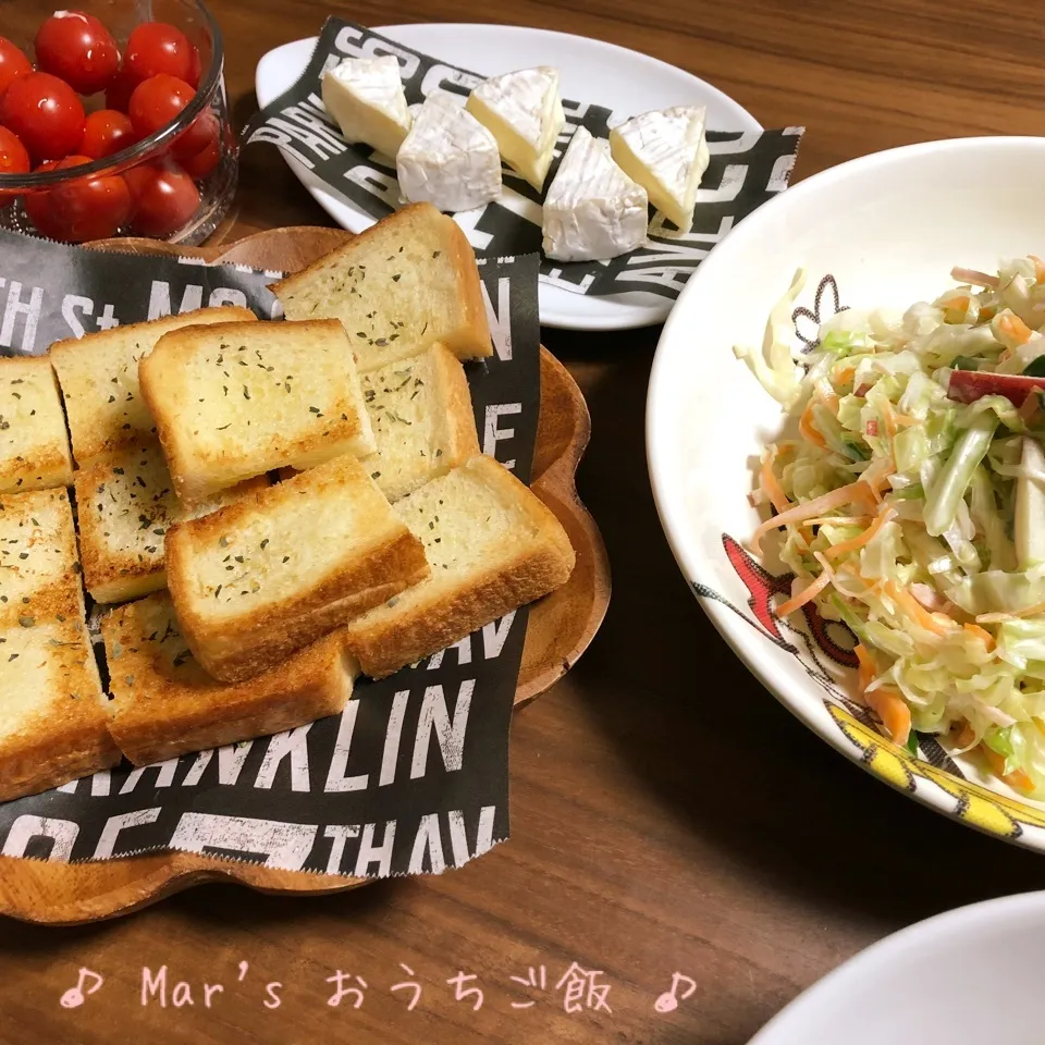 食パンでガーリックトースト&色々野菜でコールスロー林檎入り☆|ma-chanさん