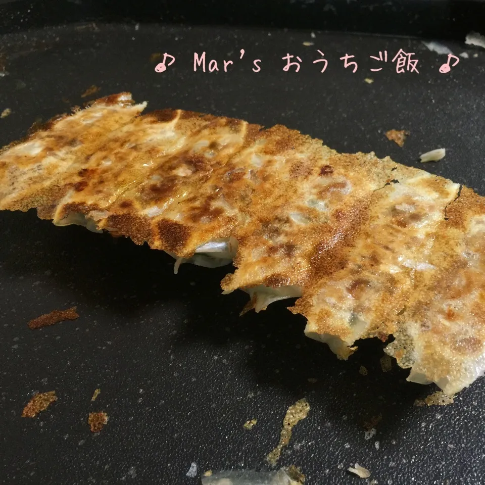 Snapdishの料理写真:ホットプレートで☆熱々〜♪羽根つき餃子〜♪|ma-chanさん