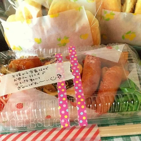 お姉ちゃんの部活弁当♪奥に見えますのがモカクリームパンや！|marksweetsさん