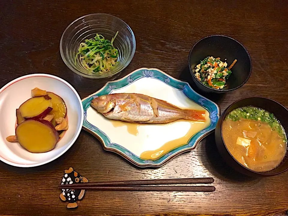 イトヨリの煮付け
さつまいもと鶏の煮物
もやしと豆苗のナムル
春菊の白和え
お味噌汁|カドラさん