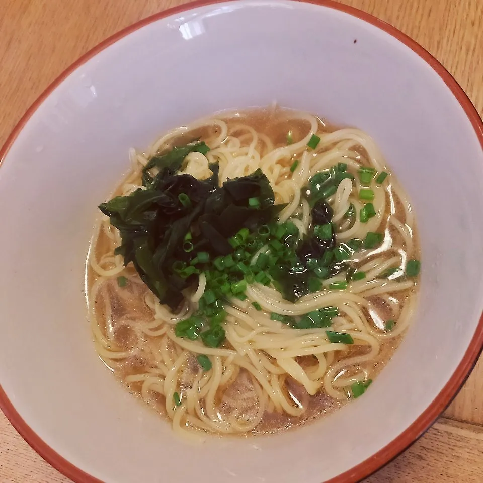 Snapdishの料理写真:スパゲテイ麺でラーメン☆あんみつさんの鶏がらスープで|mickyさん