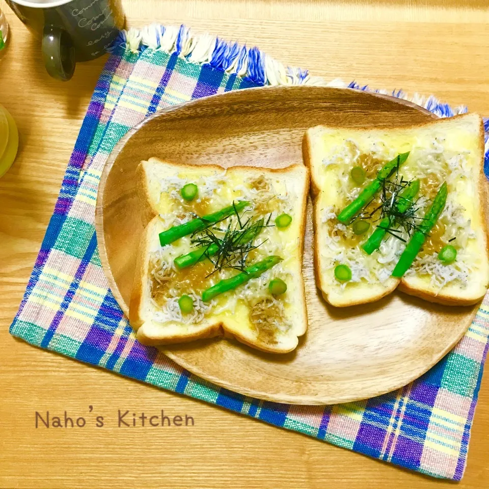 朝から魚を食べよう♡アスパラとちりめんじゃこ乗っけトースト|naho_nonaさん