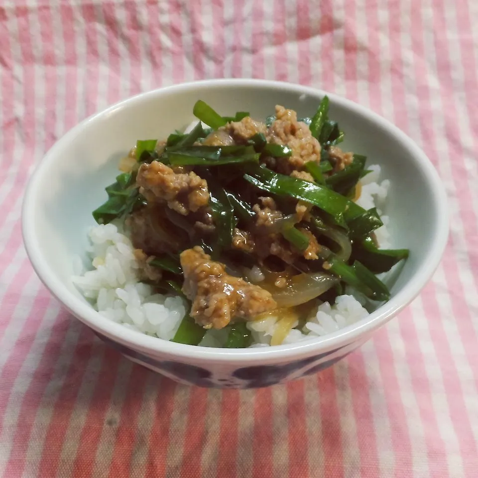 にらと豚挽き肉のっけ丼|mickyさん