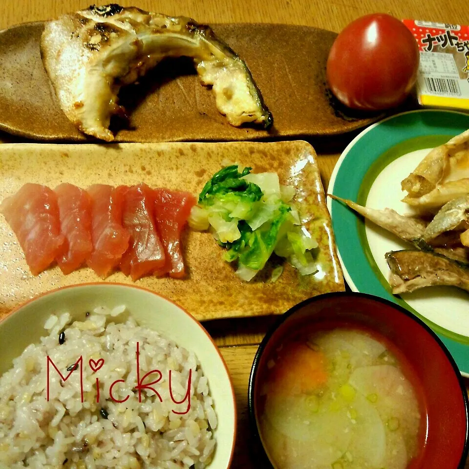 Snapdishの料理写真:晩御飯☆かんぱちのアラとマグロの刺身|mickyさん