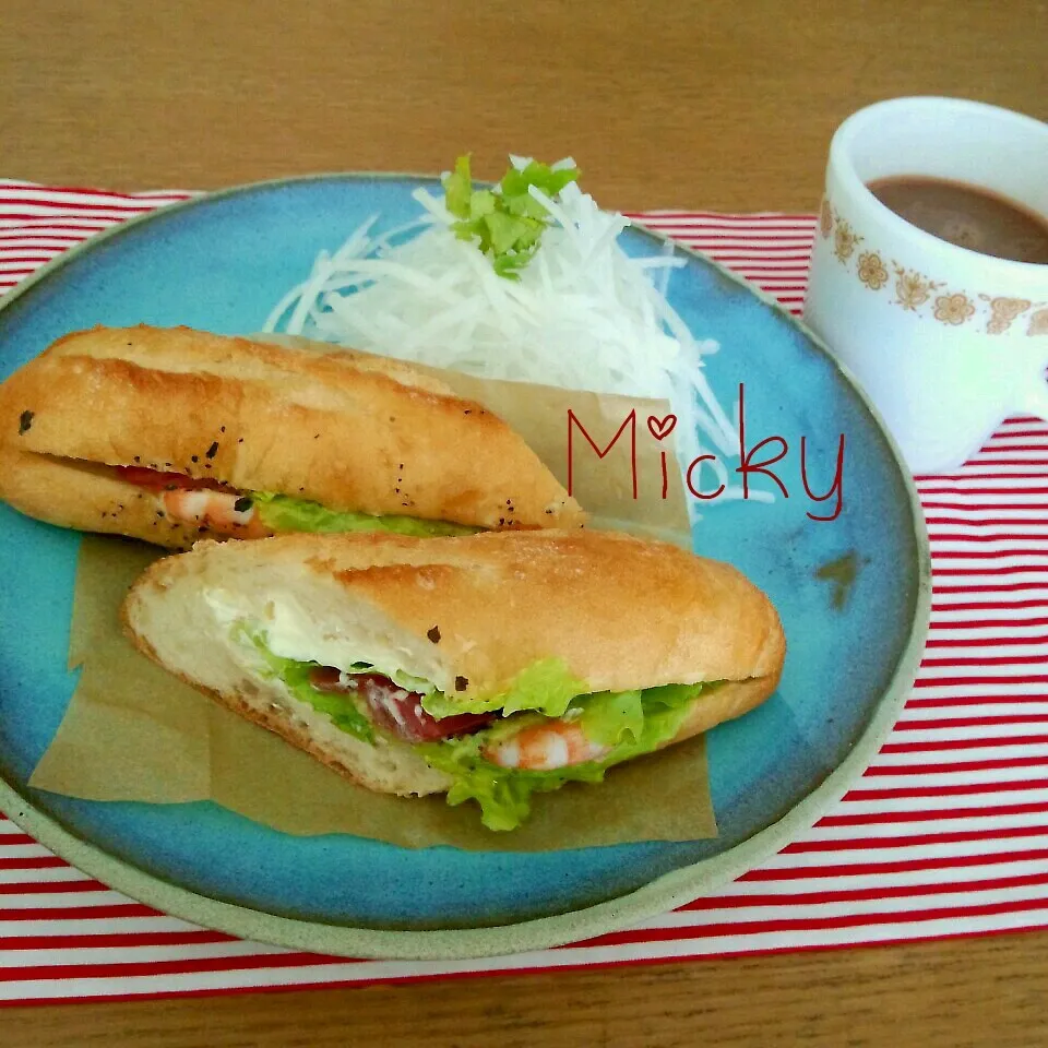 Snapdishの料理写真:１人でカフェごっこ☆エビとアボカドのバゲットサンド|mickyさん