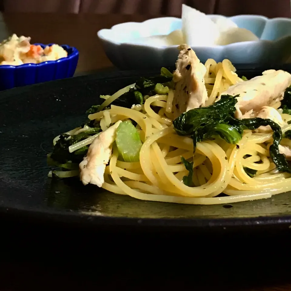 セロリの葉っぱと鶏肉のパスタ|かずぴょんさん