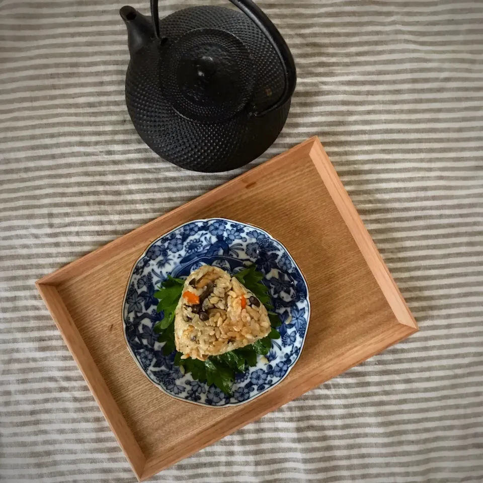 Snapdishの料理写真:鯖缶ときのこの炊き込みご飯おにぎり|かずぴょんさん