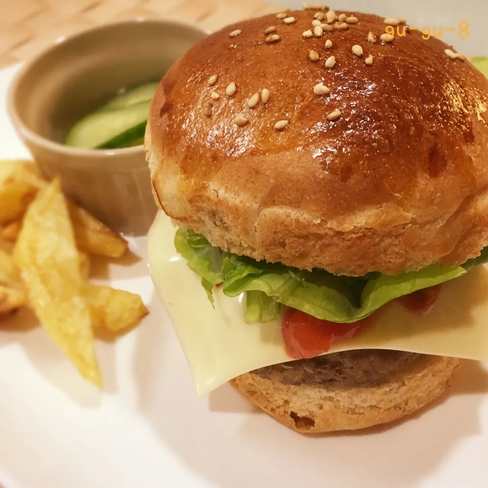 トマトソースが美味しい！夕飯用ハンバーガー♪|ぐぅさん