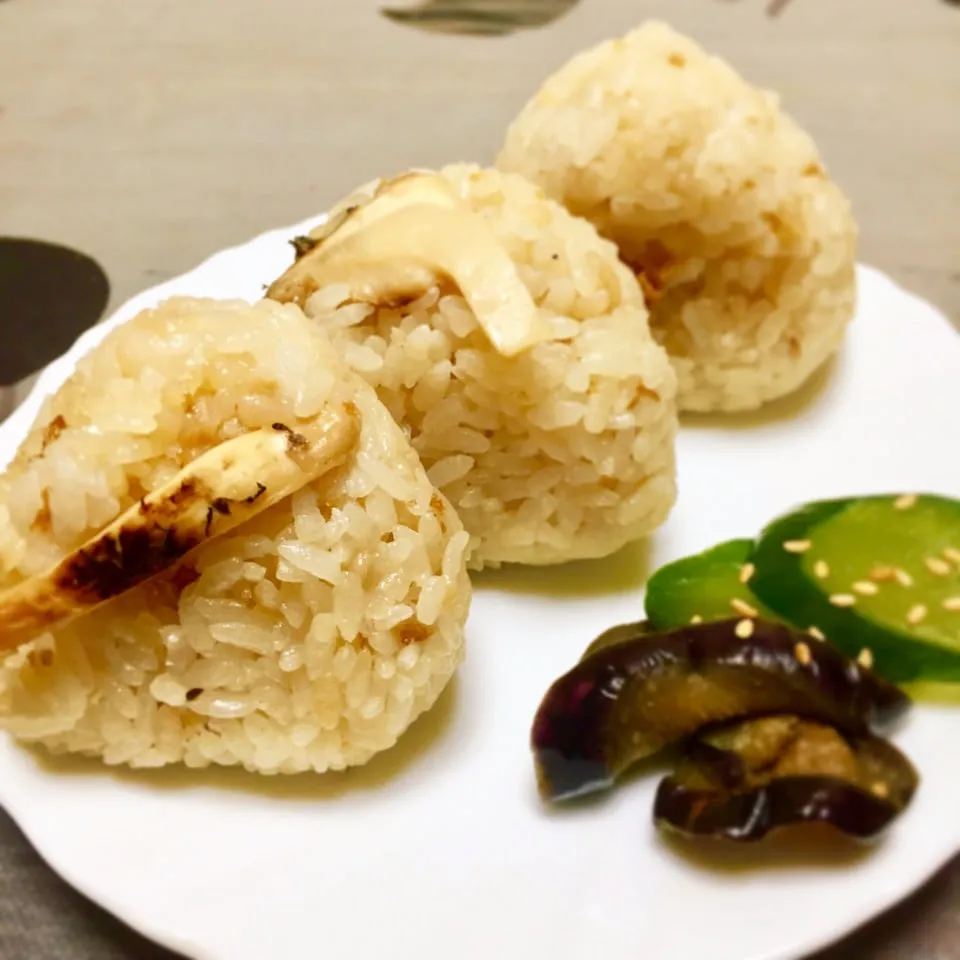 Snapdishの料理写真:本日のおにぎりアクション🍙松茸ご飯おにぎり♡|Tomokoさん