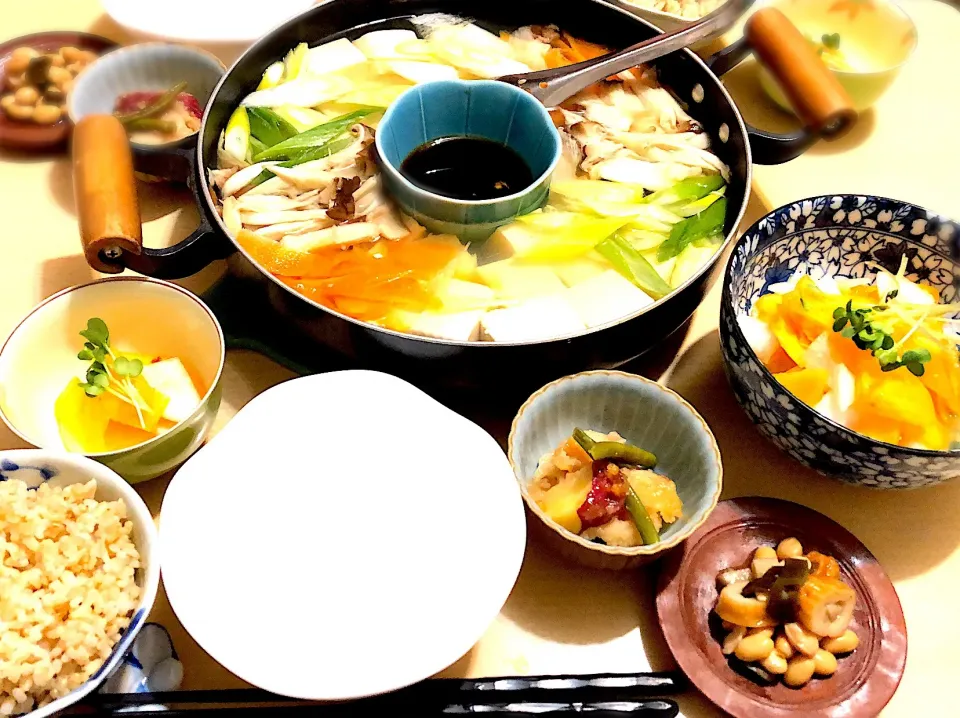 10／25夕食  #晩ごはん 
 #献立  湯豆腐  蓮根とサツマイモの甘辛炒め  大豆煮   柿と大根のなます  玄米ご飯|おさんどんさん