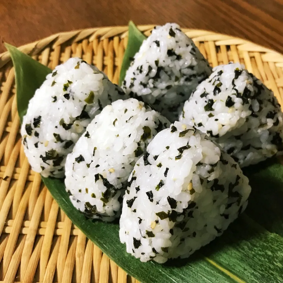 井上商店のしそわかめおにぎり|かずぴょんさん