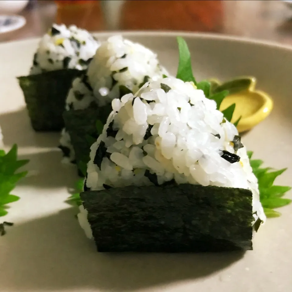 井上商店の夏みかんわかめおにぎり|かずぴょんさん