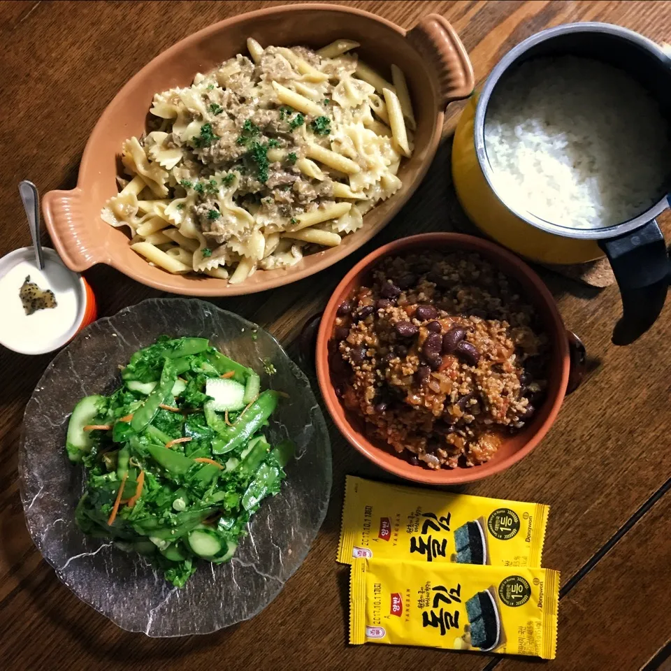 ポルチーニ茸パスタ、チリコンカン、チョレギサラダの食卓|かずぴょんさん