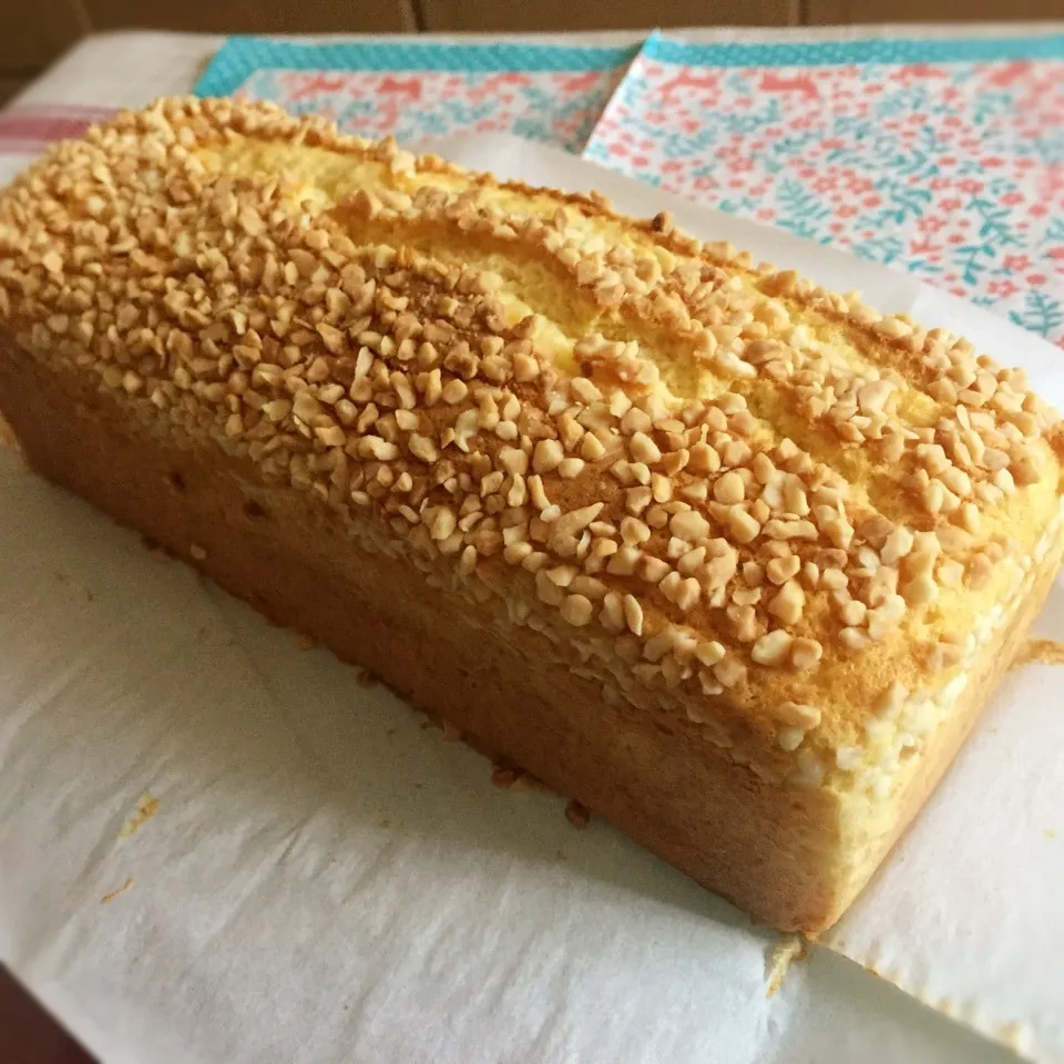 Snapdishの料理写真:アーモンドダイスたっぷりのせ♪ノンオイルパウンドケーキ|みおさん