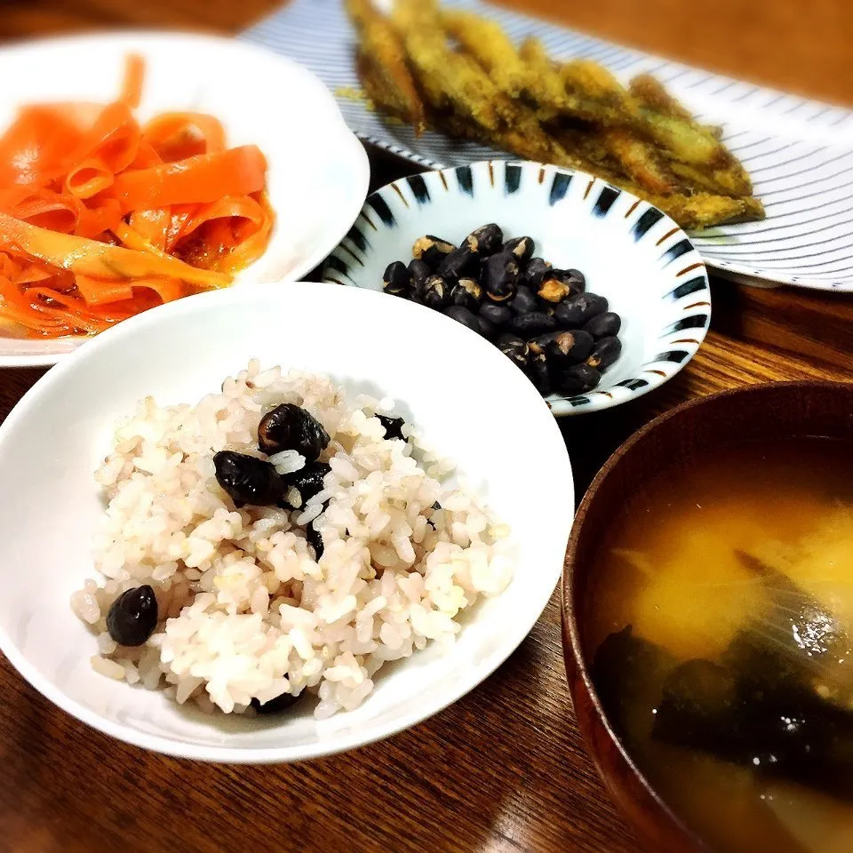 Snapdishの料理写真:煎黒大豆入り♡香ばしい「黒豆ごはん」|かずぴょんさん