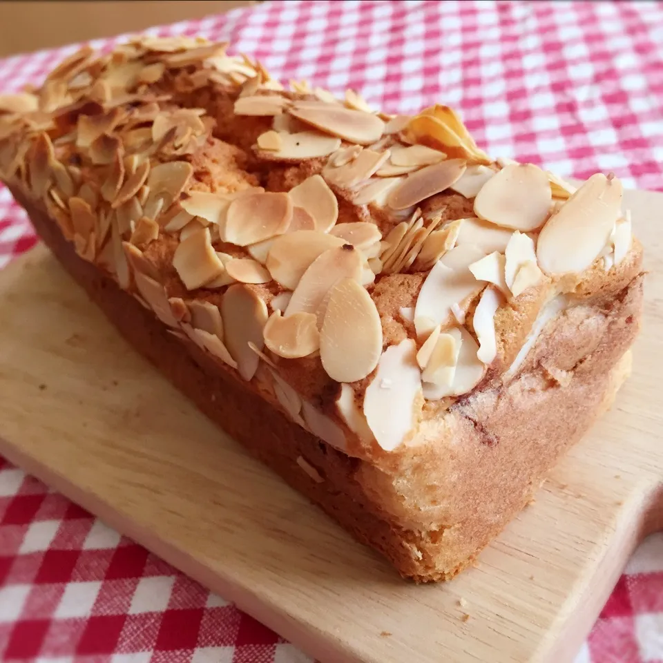 外はカリッと中はふわふわ♪ノンオイルのスフレパウンドケーキ|みおさん