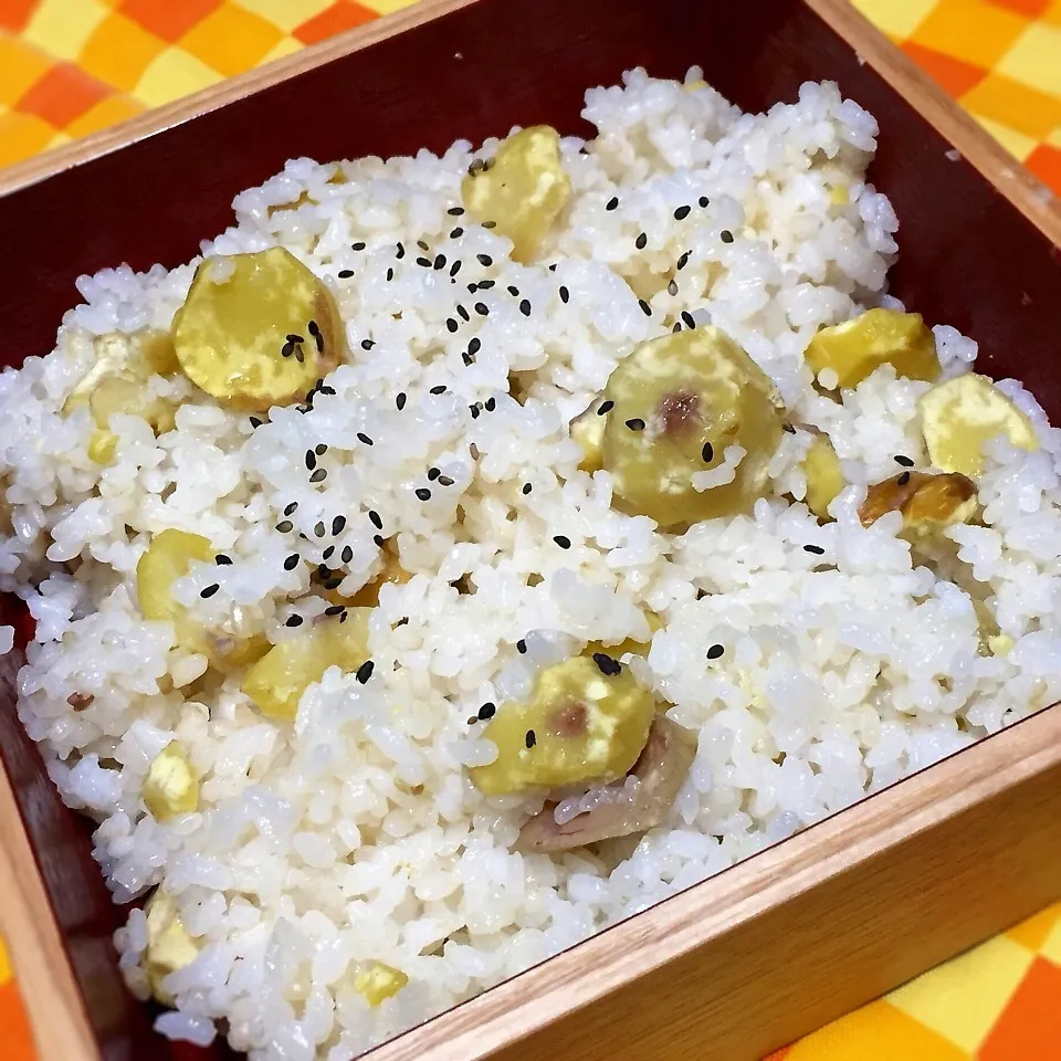 Snapdishの料理写真:もち米まぜてモチモチ〜栗ご飯！|かずぴょんさん