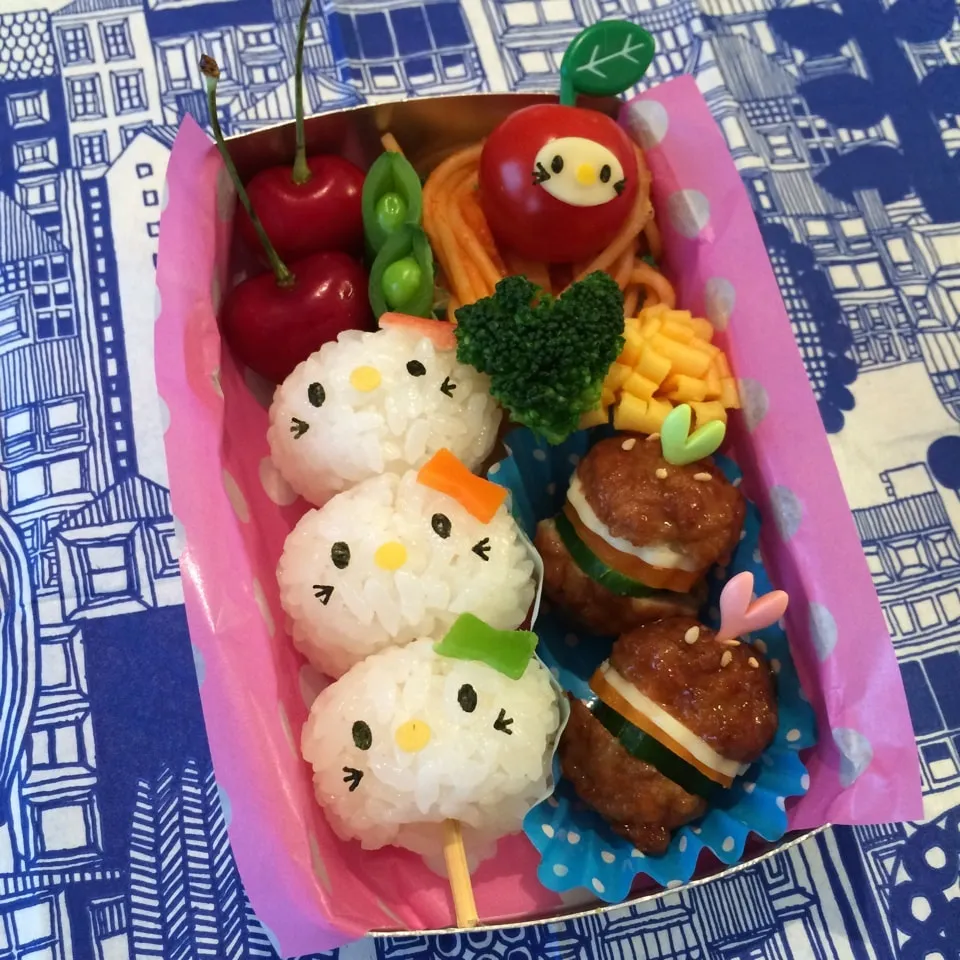 Snapdishの料理写真:キティちゃんのお団子キャラ弁|よしこ虫さん