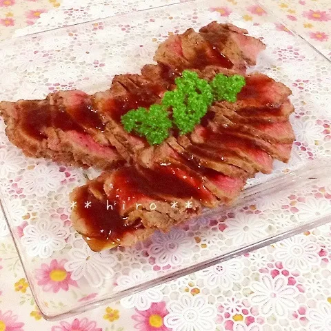 Snapdishの料理写真:♡ 我が家の定番❗️焼いて放置❗️ ローストビーフ |ヒロさん