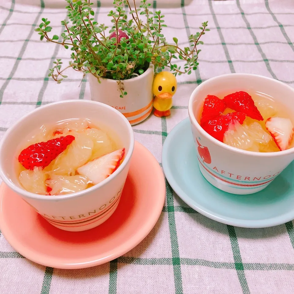 Snapdishの料理写真:文旦とイチゴのゼリー🍓|れもんてぃさん