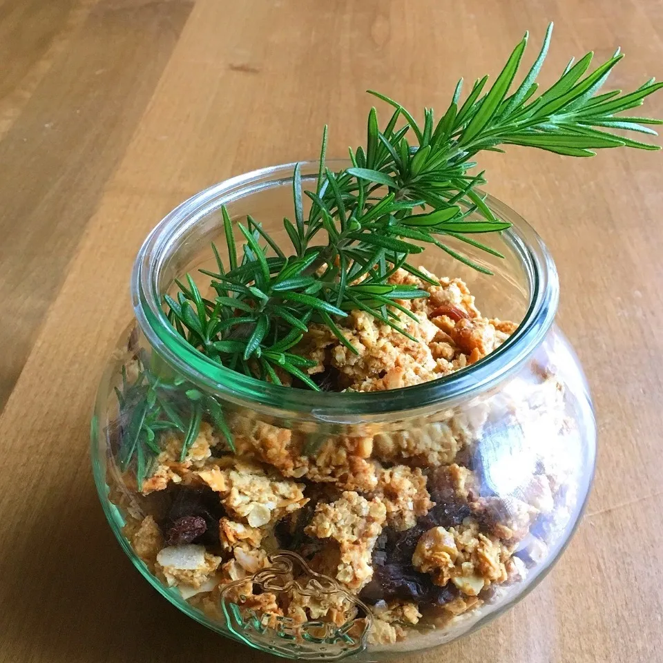 ローズマリーと黒コショウのセイヴォリー・グラノーラ|9421beruさん