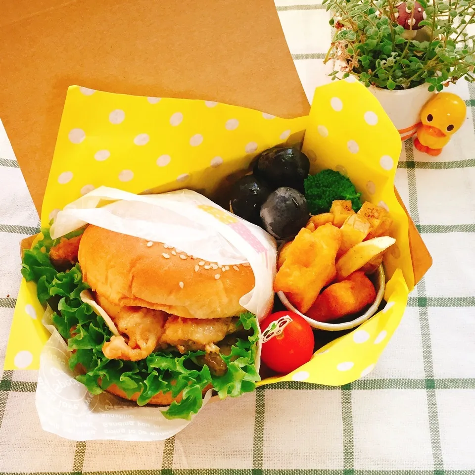 照り焼きチキンバーガー🍔弁当|れもんてぃさん