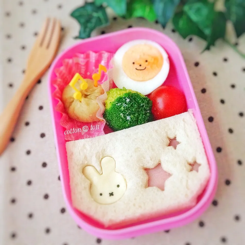 ミッフィーの型抜きハムチーズサンド弁当(キャラ弁)|こっとんとんさん