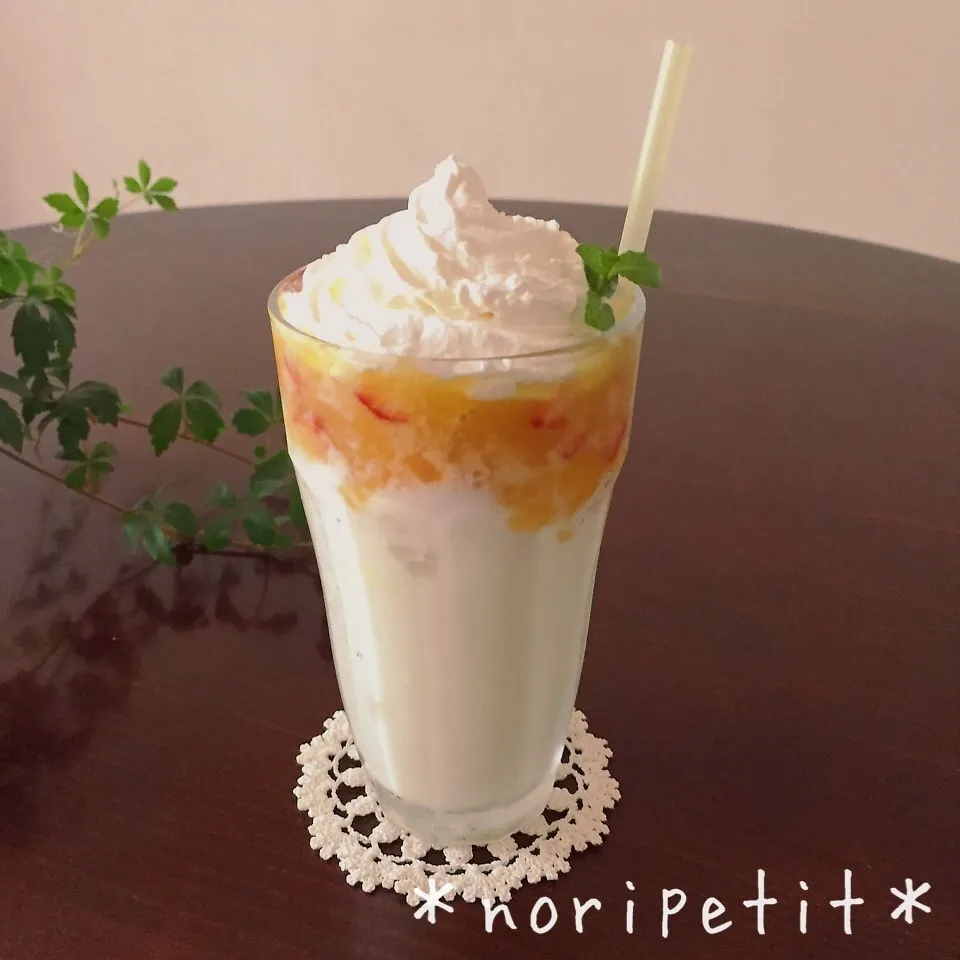 Snapdishの料理写真:5分で完成！スタバ風フルーツオン-ヨーグルトフラペチーノ♡|noripetit(のりP)さん