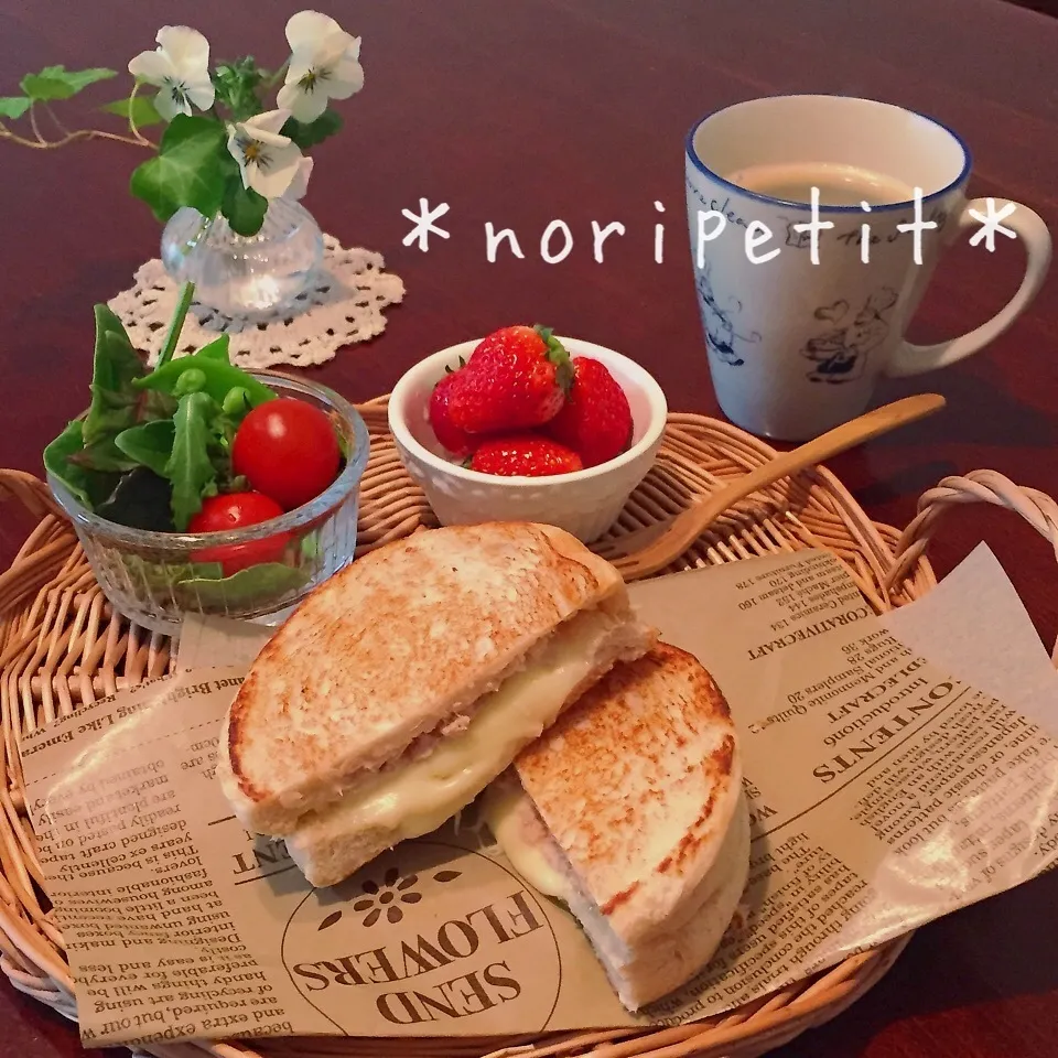 とろぉ〜りチーズがうまーい♡ツナメルトサンドdeワンプレート|noripetit(のりP)さん