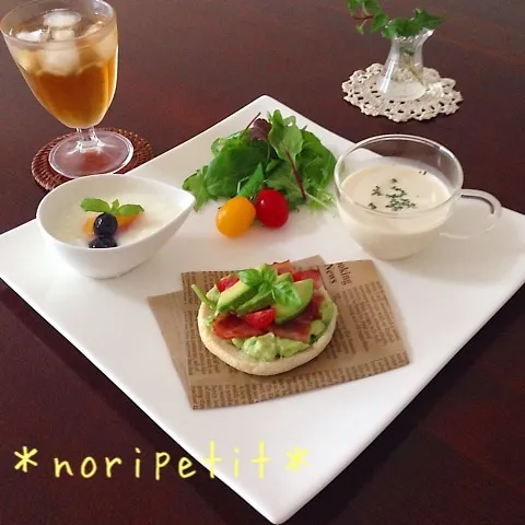 Snapdishの料理写真:アボカドたっぷりん♡簡単ディップdeオープンサンドプレート♡|noripetit(のりP)さん