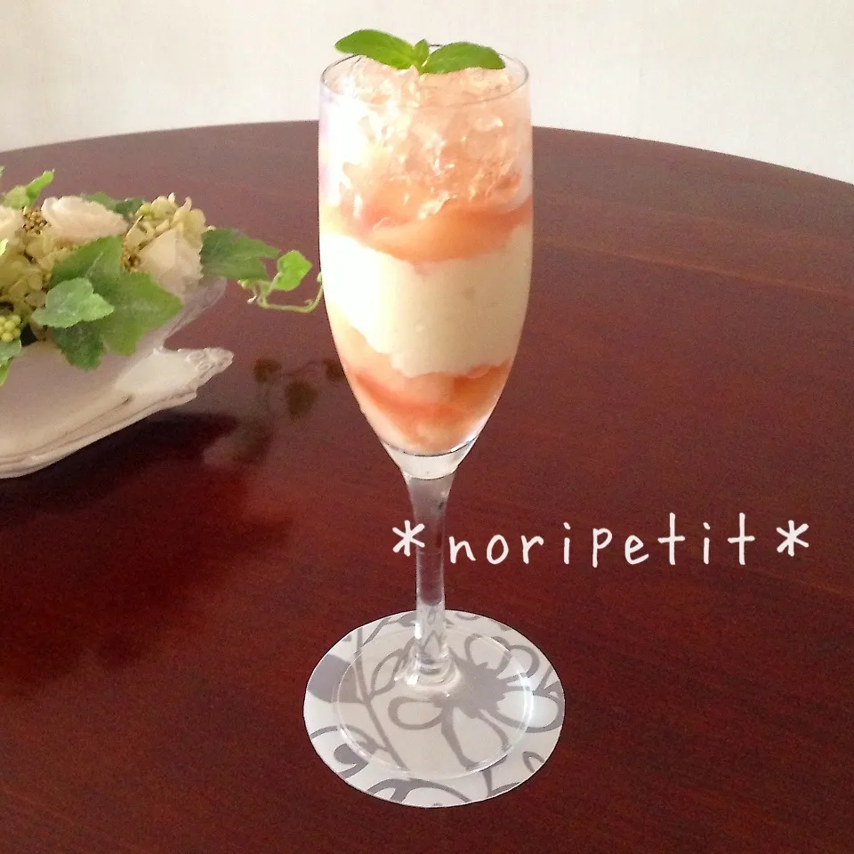 Snapdishの料理写真:火を使わず〜簡単♪桃と豆乳ホワイトチョコクリームのパフェ♡|noripetit(のりP)さん