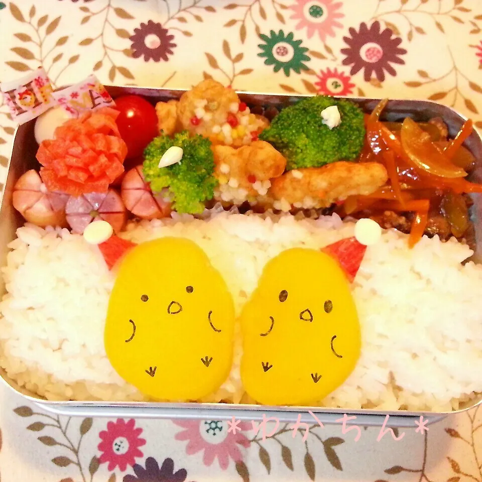 Snapdishの料理写真:旦那弁当☆簡単！沢庵でサンタ帽子のヒヨコﾁｬﾝ|ゆかちんさん