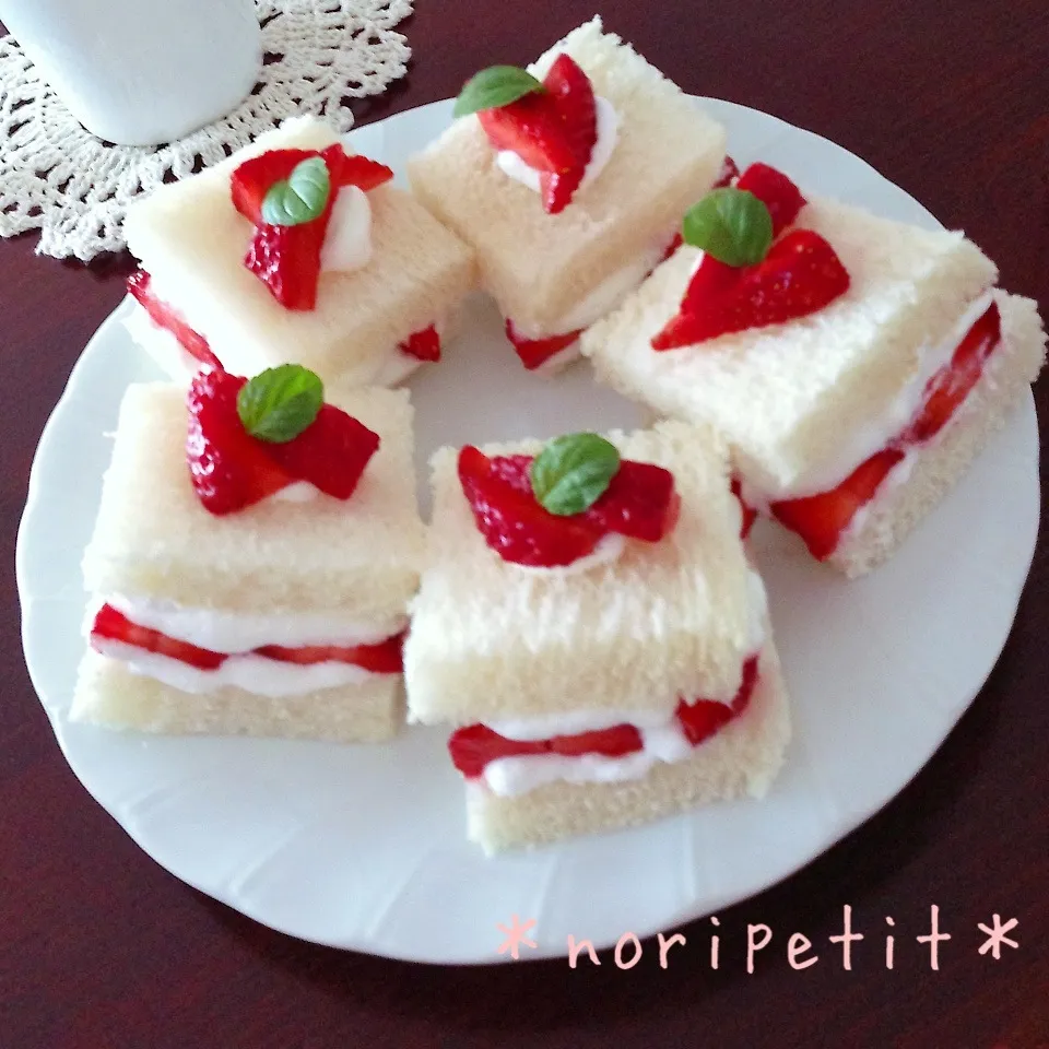 Snapdishの料理写真:いちごケーキみたいなフルーツサンド♡|noripetit(のりP)さん