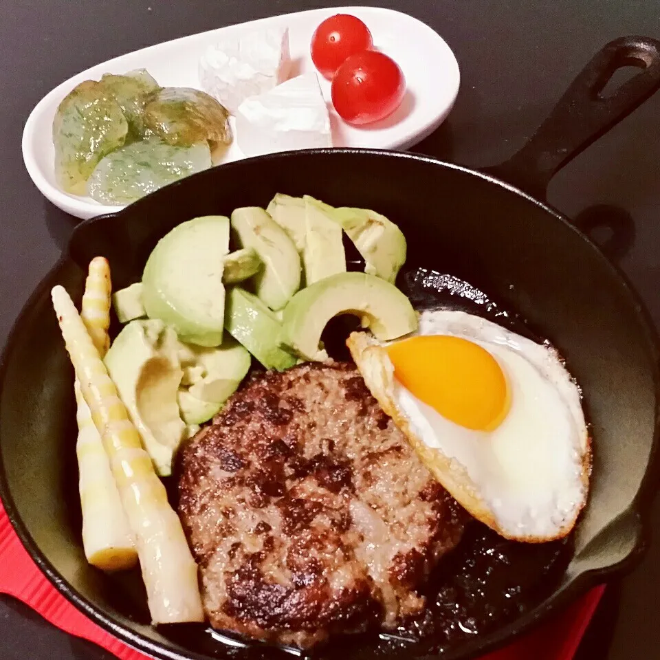 米沢牛のハンバーグ(さかの)+目玉焼き スキレット|Yukiさん