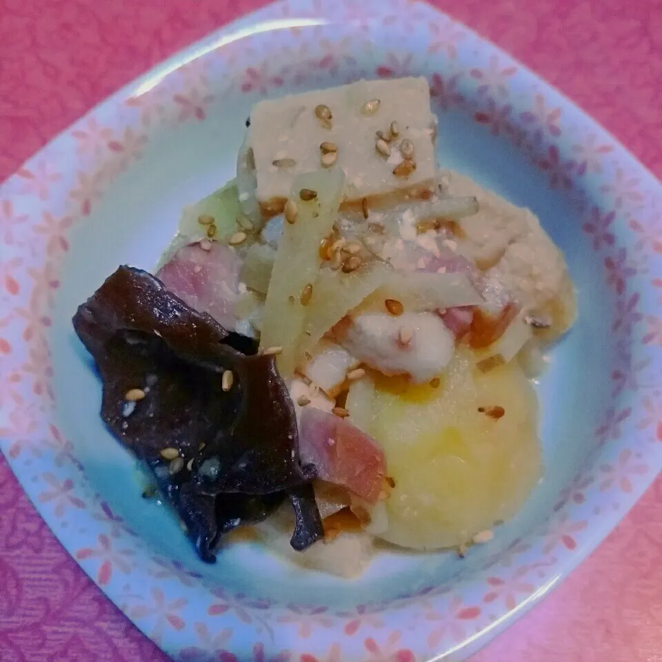 ブロックベーコン入り✨じゃが芋と高野豆腐のゴマ味噌煮|@きなこさん