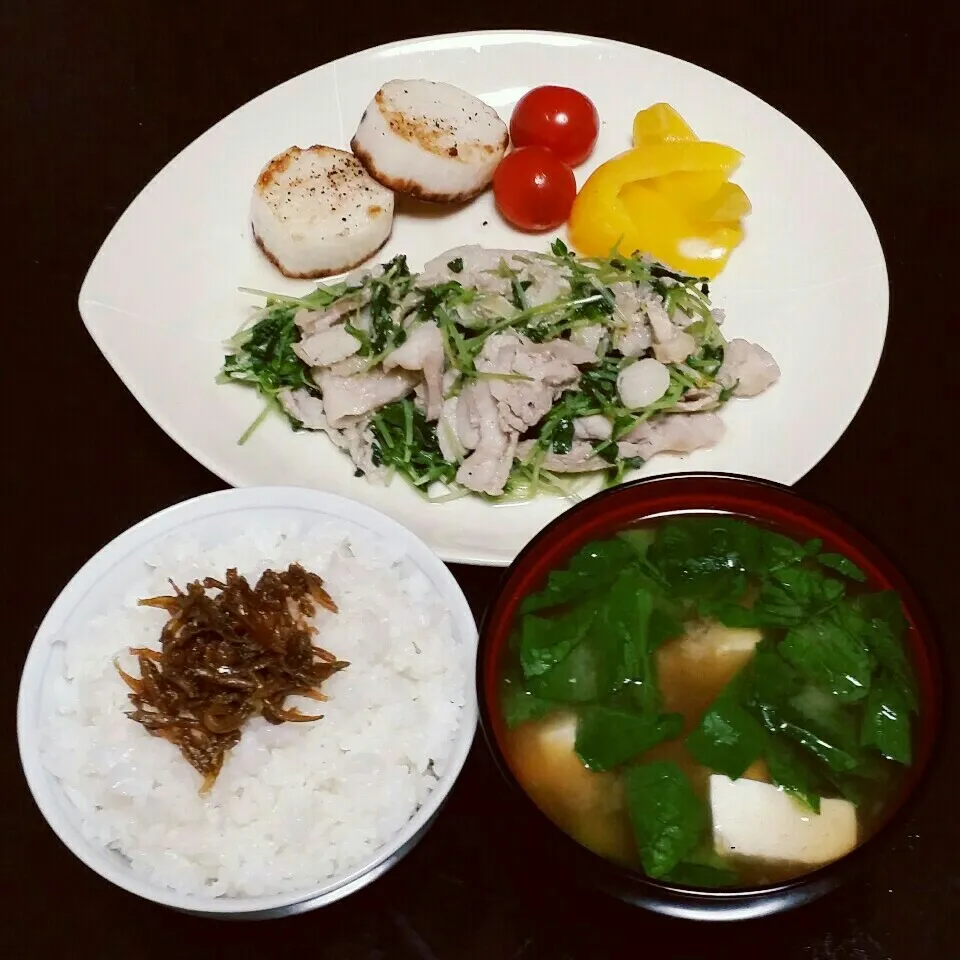 Snapdishの料理写真:豚肉と豆苗の葱塩炒め|Yukiさん