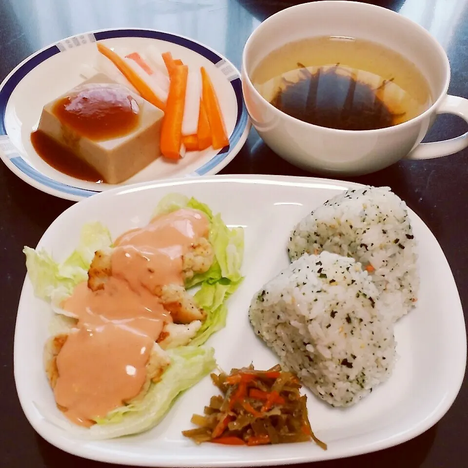 Snapdishの料理写真:鮭ワカメのおにぎり|Yukiさん