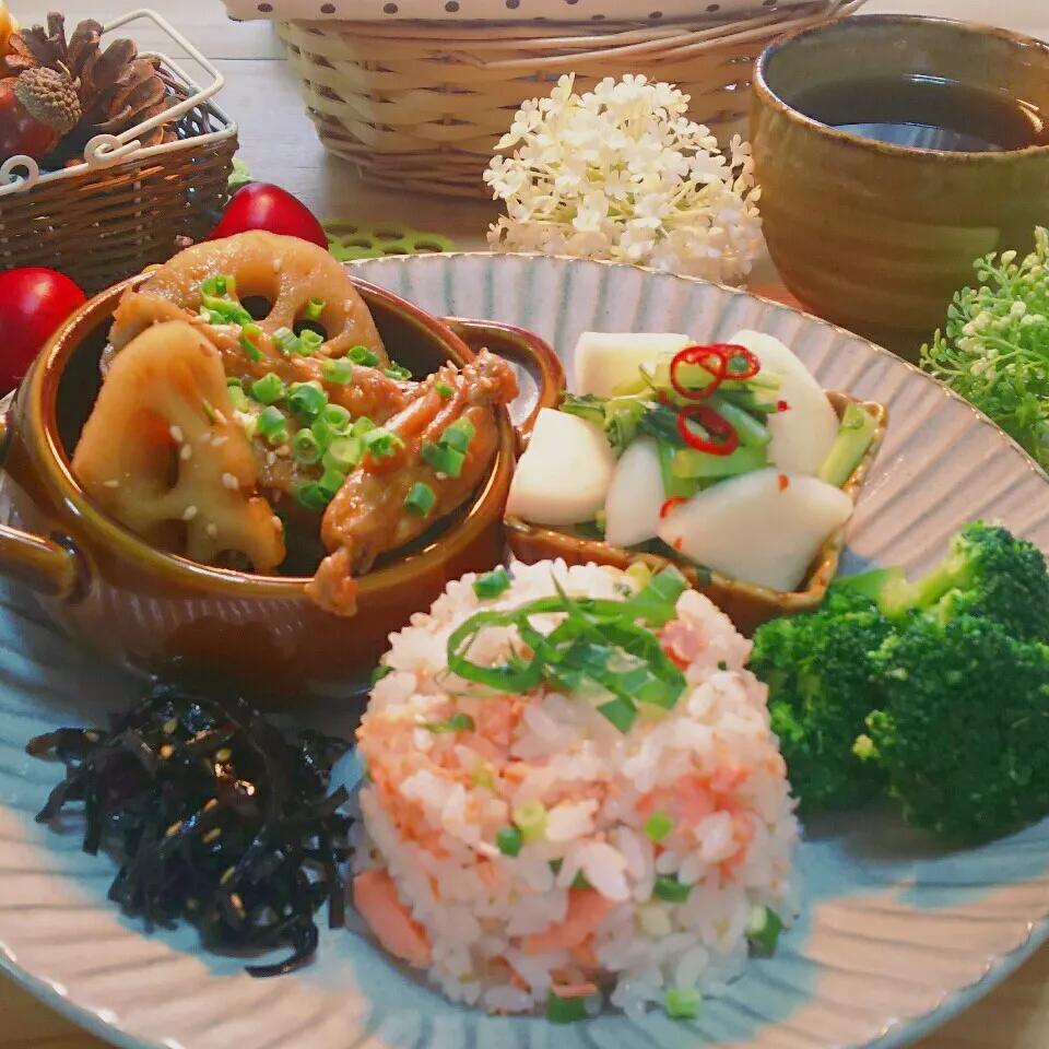 レンコンと鶏手羽中の韓国風煮でワンプレートごはん〜🍚|モゥモゥパラダイスさん